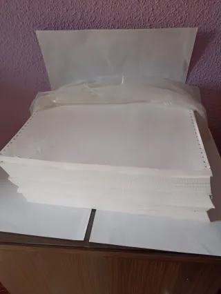 Paquete de papel continuo en color blanco.