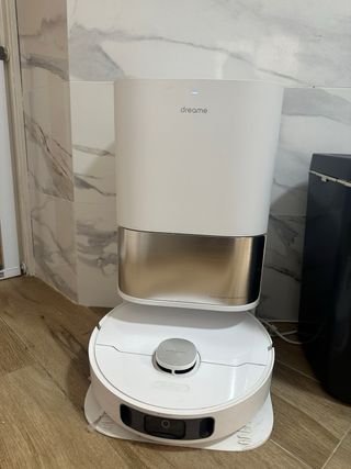 Robot aspirador y fregasuelos con base