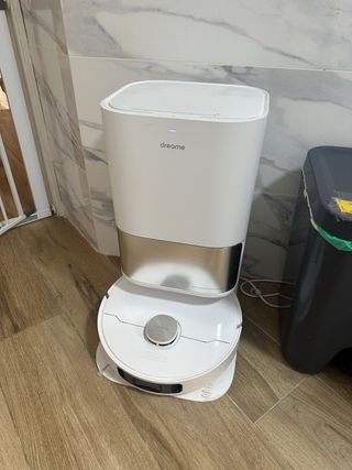 Robot aspirador y fregasuelos con base