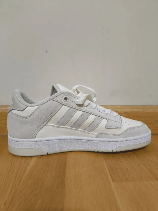 Zapatillas Adidas grises y blancas