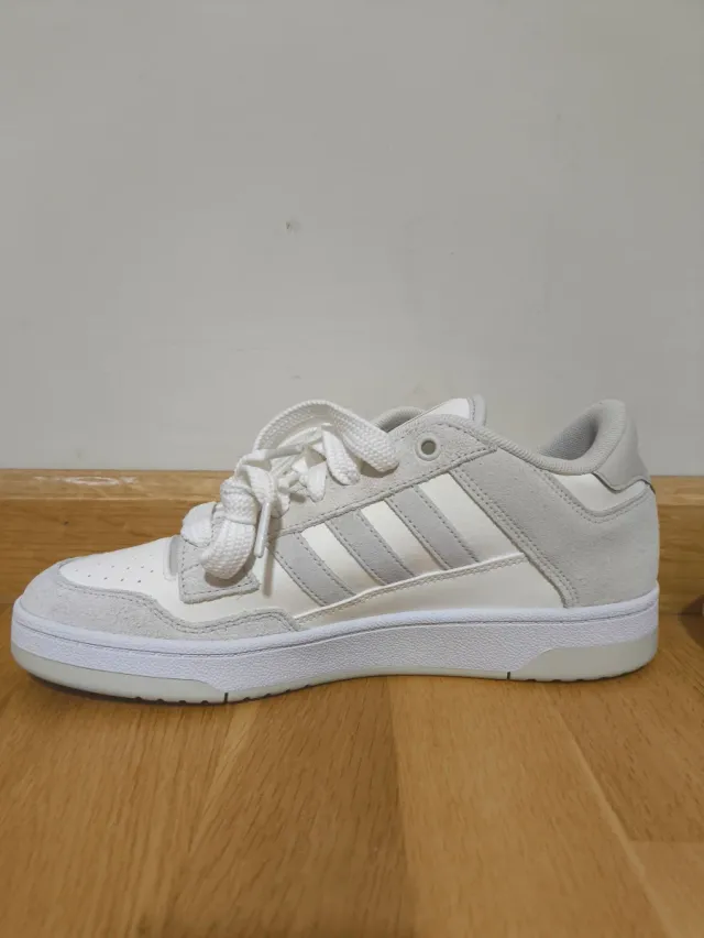 Zapatillas Adidas grises y blancas