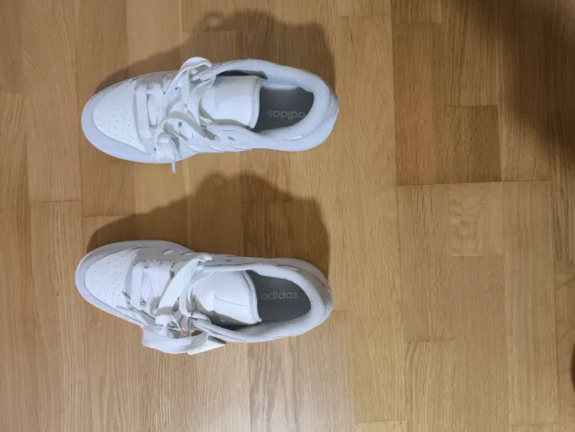 Zapatillas Adidas grises y blancas