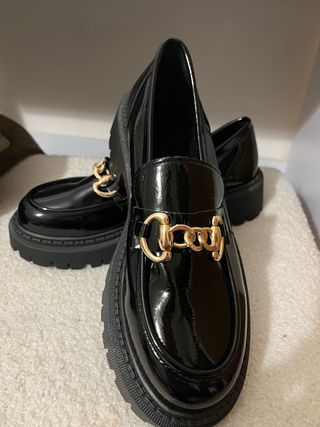Mocasines charol negros con cadena dorada