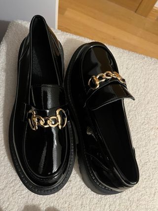 Mocasines charol negros con cadena dorada