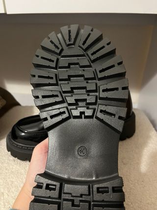 Mocasines charol negros con cadena dorada