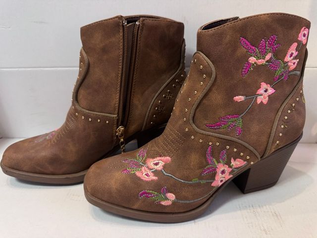 Botas marrones bordadas florales