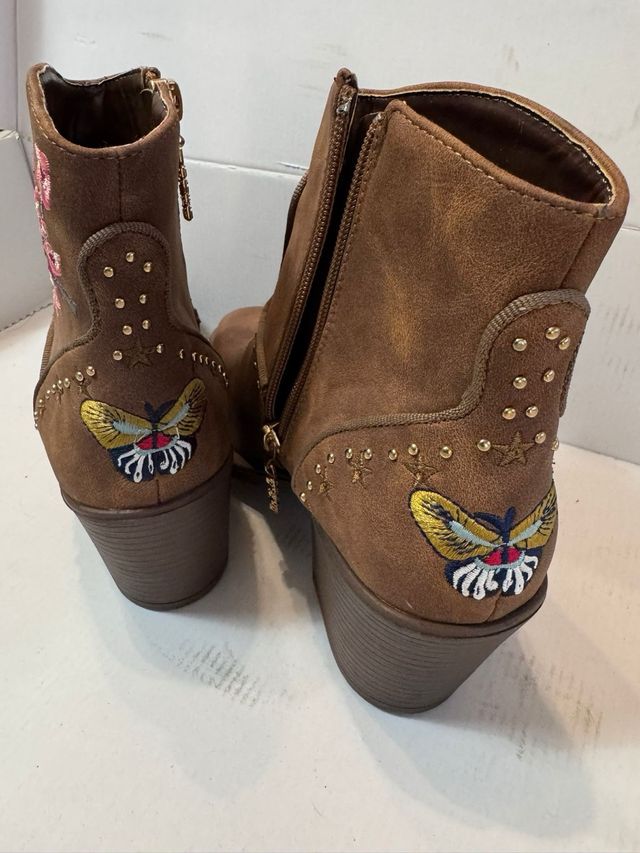 Botas marrones bordadas florales