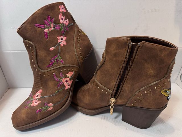 Botas marrones bordadas florales