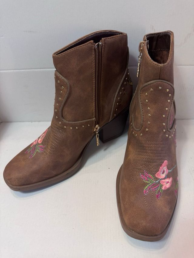 Botas marrones bordadas florales