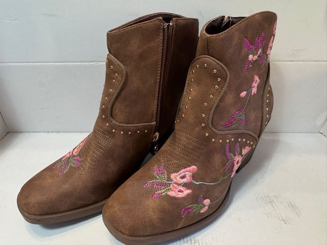 Botas marrones bordadas florales
