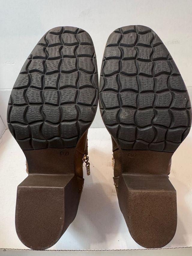 Botas marrones bordadas florales