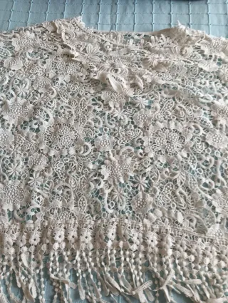 Poncho de encaje blanco