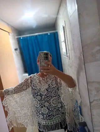 Poncho de encaje blanco