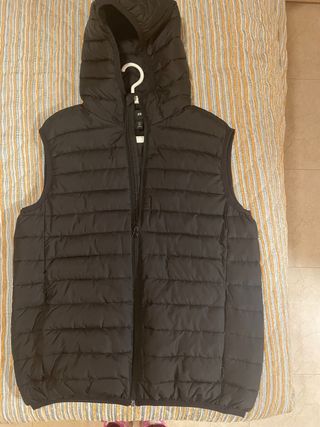 Chaleco plumífero H&M con capucha negro
