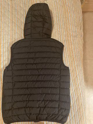 Chaleco plumífero H&M con capucha negro