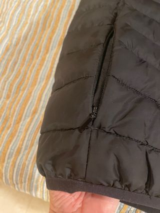 Chaleco plumífero H&M con capucha negro