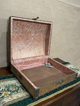 Bonita caja cuero repujado