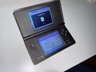 Nintendo DSi negro mate con funda y cable cargador