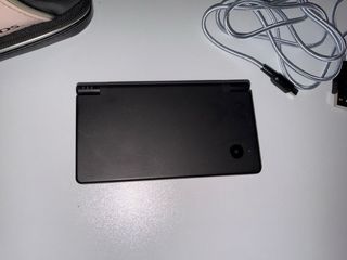 Nintendo DSi negro mate con funda y cable cargador