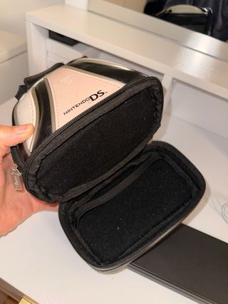 Nintendo DSi negro mate con funda y cable cargador