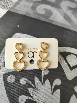 Pendientes largos de corazones dorados