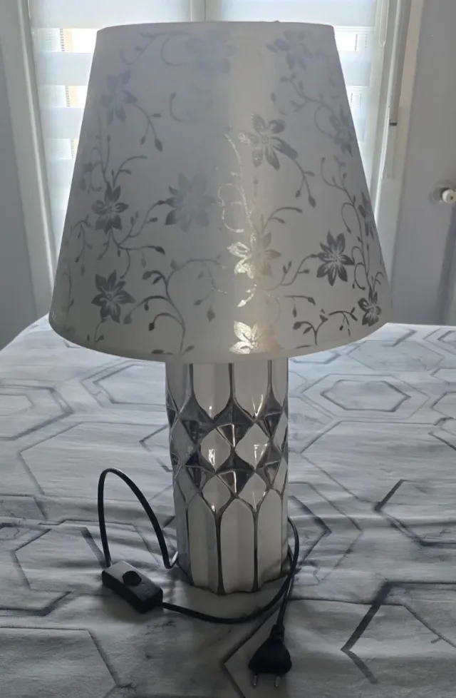 Lampada da tavolo in ceramica e tessuto
