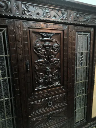 Armario antiguo de madera y cristal