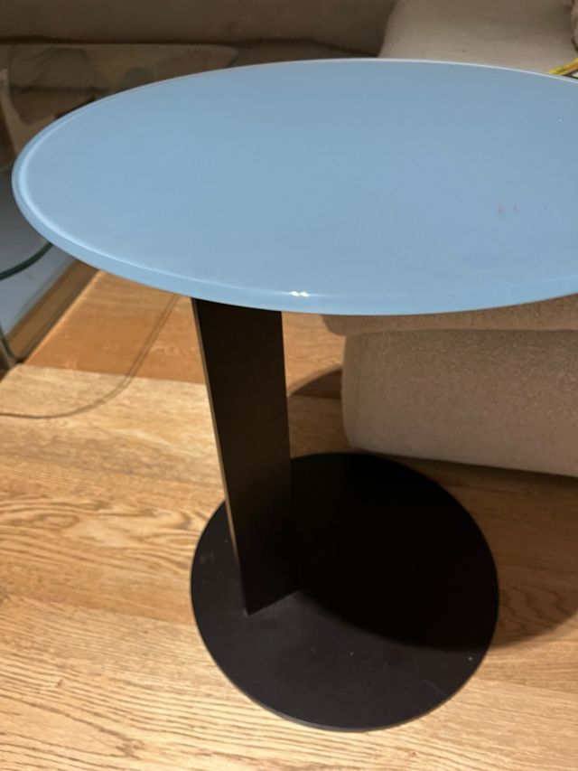 Mesa auxiliar cristal azul y base negra