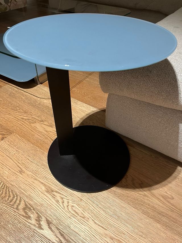 Mesa auxiliar cristal azul y base negra