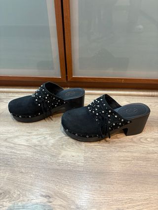 Zuecos ASH negros con tachuelas y flecos