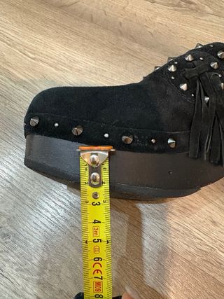 Zuecos ASH negros con tachuelas y flecos