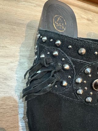Zuecos ASH negros con tachuelas y flecos
