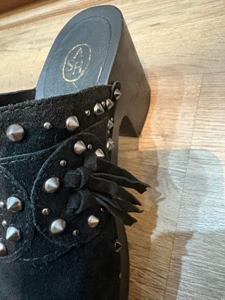 Zuecos ASH negros con tachuelas y flecos