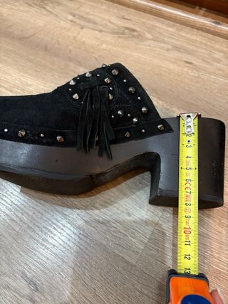 Zuecos ASH negros con tachuelas y flecos