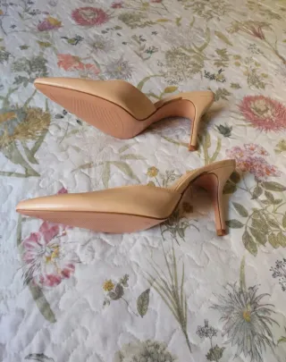 Sandalias tacón Stradivarius beige