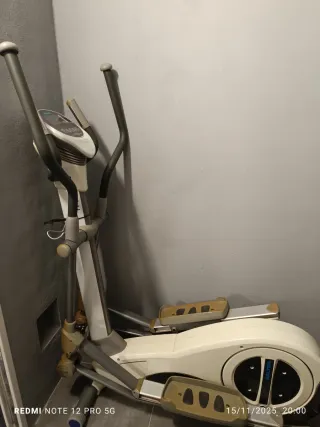 Elíptica gris y plateada