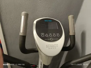 Elíptica gris y plateada