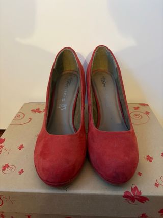 Scarpe Tamaris rosse scamosciate con plateau