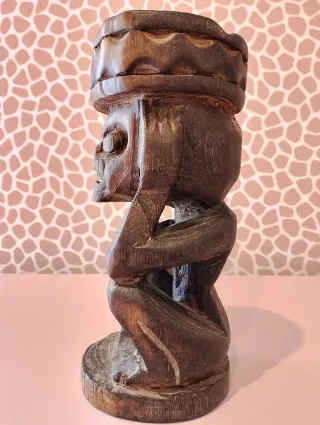 Posacenere antico in legno intagliato