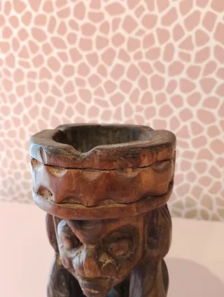 Posacenere antico in legno intagliato