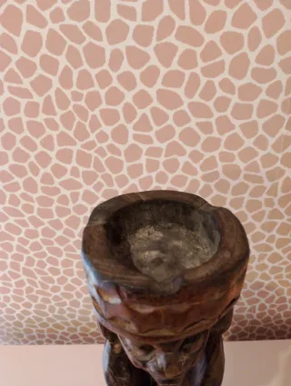 Posacenere antico in legno intagliato