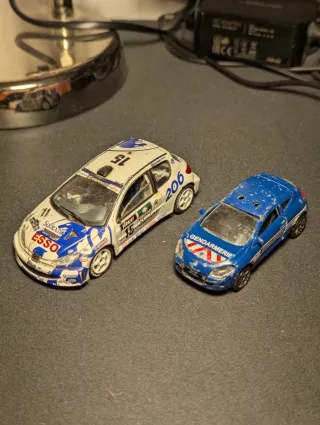 Lotto 2 modellini auto Peugeot e Renault