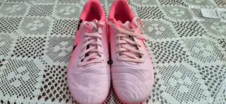 Botas de fútbol Nike rosas