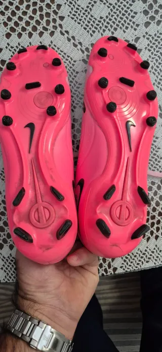 Botas de fútbol Nike rosas