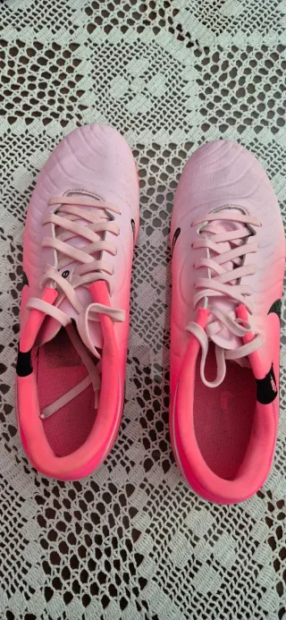 Botas de fútbol Nike rosas