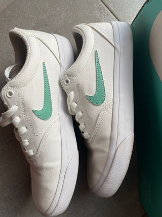 Zapatillas Nike Blancas y Verdes