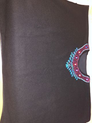 Poncho negro con bordado multicolor