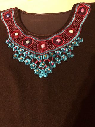 Poncho negro con bordado multicolor