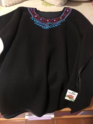 Poncho negro con bordado multicolor
