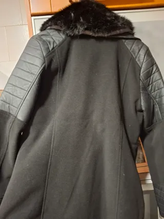 Elegante Chaquetón Negro con Cuello de Pelo